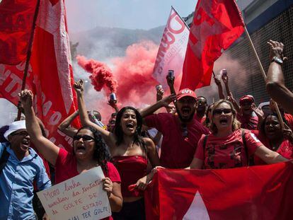 Partidarios de Lula se manifestaron este domingo frente a la sede de O'Globo en Rio de Janeiro.