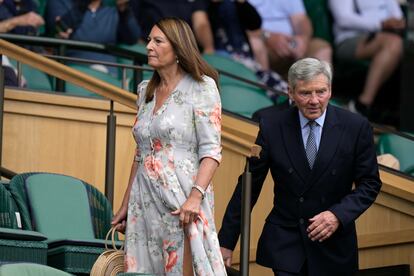 La familia de la duquesa de Cambridge también es habitual en la cita deportiva. En la imagen, Carole y Michael Middleton, los padres de Kate, llegan al palco real en la cancha central antes del partido de cuartos de final entre Djokovic y Sinner.