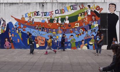Un grupo de niños juega en el patio de la escuela de la escuela de la Virgen del Milagro, en villa La Cárcova.