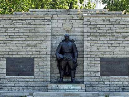 El Soldado de Bronce, monumento erigido en Estonia a los soviéticos caídos en la II Guerra Mundial, en una foto de 2006.