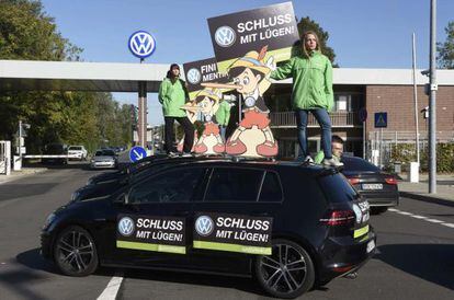 Activistas frente a la sede de Volkswagen en Wolfsburgo, Alemania, este viernes.