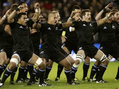 Los All Blacks, bailan la Haka, himno guerrero maor&iacute;, antes del inicio de un partido contra Escocia en 2010