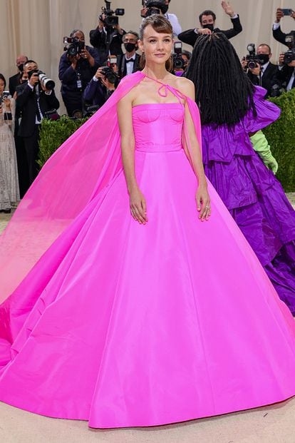 La actriz Carey Mulligan, con un vestido de gran volumen rosa de Valentino.
