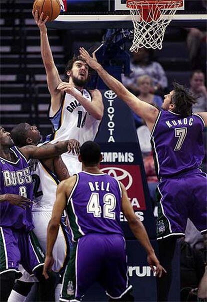 Gasol trata de encestar rodeado de contrarios.