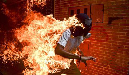 Un manifestante en llamas durante unos enfrentamientos con la policía durante una protesta en contra del presidente Nicolás Maduro, en Caracas, en mayo de 2017.