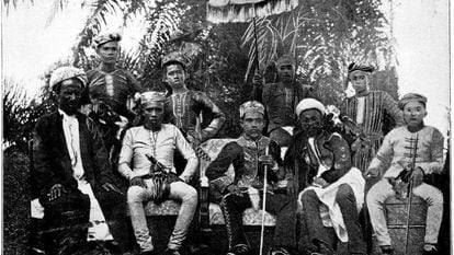 El sultán de Joló, Mohamed Jamad al Alam, en el centro de la foto