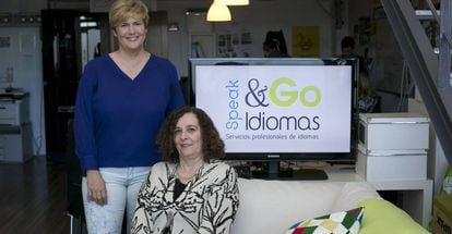 Silvia García, de pie, junto a María Concepción Olmos, fundadoras de Speak & Go.