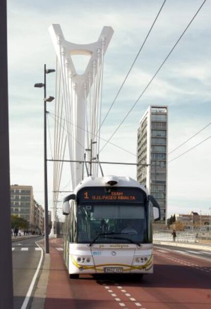 Uno de los trolebuses del Tram por las calles de Castell&oacute;n. 