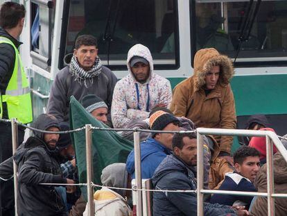 Salvamento Mar&iacute;timo y la Guardia Civil han rescatado y trasladado al Puerto de Barbate (C&aacute;diz) a un centenar de inmigrantes.