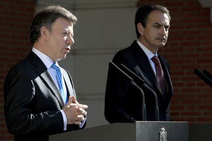 El presidente José Luis Rodríguez Zapatero (a la derecha), junto a su homólogo de Colombia, Juan Manuel Santos, en el palacio de la Moncloa.