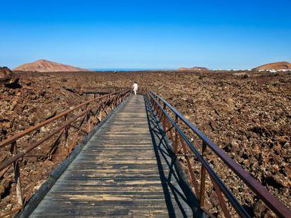 Vista del parque nacional de Timanfaya desde el centro de visitantes Monta&ntilde;a Blanca, en Tinajo (Lanzarote).  