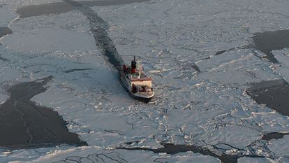El rompehielos 'Polarstern' emprende el regreso hacia las islas Svalbard.