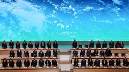 Los líderes mundiales posan al inicio de One Planet Summit en la sede de La Seine Musicale en el Ile Seguin en Boulogne-Billancourt, al suroeste de París.