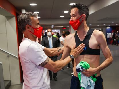 Luis Enrique y Busquets se saludan al término del partido el viernes ante Portugal, en una imagen de la Federación.