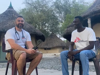 Mark McNicol en Lankien, Sudán del Sur, junto a Isaac Batali, médico de MSF.