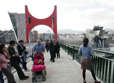 Vista de <i>Arco rojo</i>, la intervención de Daniel Buren, desde la parte superior del puente de La Salve.