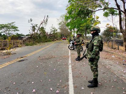 Soldados del Ejército de Colombia en una carretera.