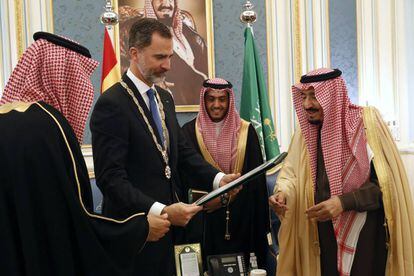 Felipe VI, con el rey Salman, a la izquierda,durante su visita a Riad, en enero de 2017.