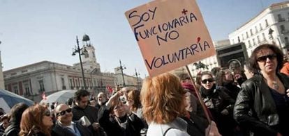 Una manifestante con una pancarta en Madrid