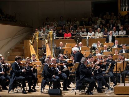 Simon Rattle abandona el escenario mientras la Filarmónica de Berlín sigue tocando 'Danza sobre el volcán' de Jörg Widmann.