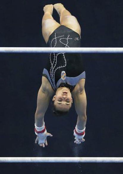 Roxana Popa en el ejercicio de paralelas.
