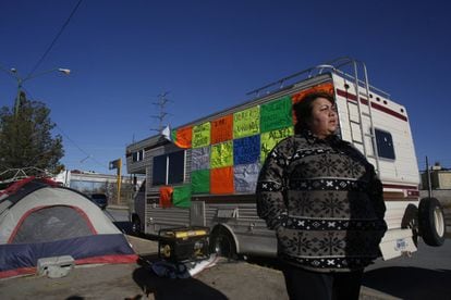 Antonia Hinojosa, acampada a las puertas de una planta de industrias Eaton en las afueras de Juárez, está exigiendo mejores salarios y más tiempo de vacaciones.