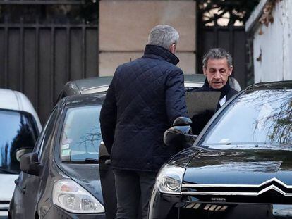 El expresidente francés, Nicolas Sarkozy, abandona el miércoles por la mañana su casa para continuar con el interrogatorio policial