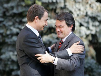 José Luis Rodríguez Zapatero (i), y Artur Mas (d), a su llegada a La Moncloa, donde certificaron con una sesión fotográfica el acuerdo global alcanzado sobre el Estatuto de Cataluña, en enero de 2006