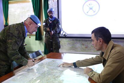 El presidente del Gobierno, Pedro Sánchez, durante su visita esta mañana a la Base Miguel de Cervantes, en Marjayoun (Líbano)