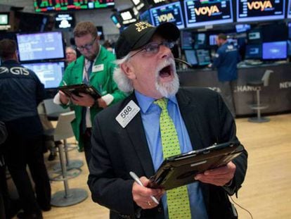 Un &#039;broker&#039;, en el Dow Jones, al cierre de la jornada en la Bolsa de Nueva York el 2 de agosto. 