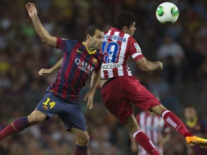Diego Costa, a la derecha, salta con Mascherano en un partido de la Supercopa de Espa&ntilde;a de agosto pasado. 