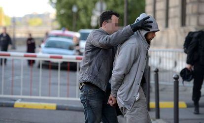 El detenido, a su llegada a la sede central de la policía en París.