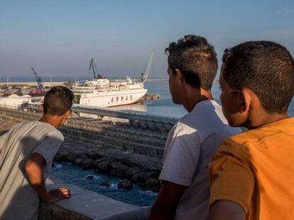 Un grupo de niños deambula por los alrededores del puerto de Melilla.