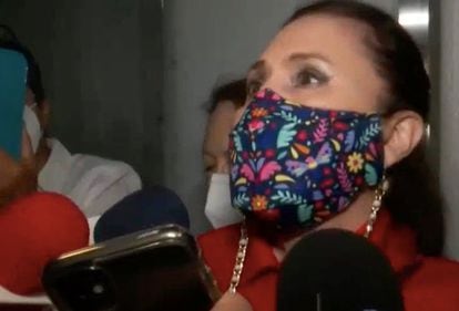 Rosario Robles es entrevistada al salir del penal de Santa Martha Acatitla, el 19 de agosto de 2022.