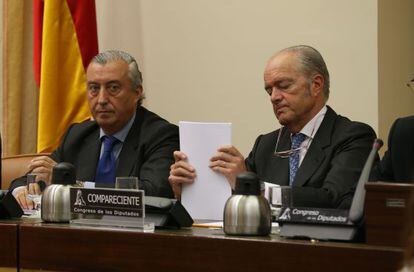 Los presidentes de Renfe, Julio Gómez-Pomar, y de Adif, Gonzalo Ferre, al inicio de la comparecencia en el Congreso.