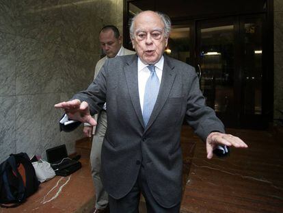 Jordi Pujol surt del deu despatx al carrer Cal&agrave;bria.