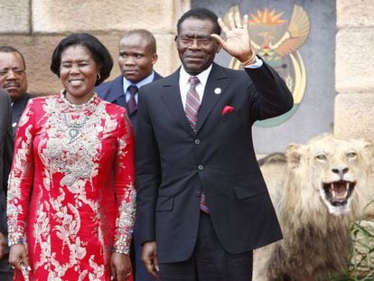 El presidente de Guinea Ecuatorial, Teodoro Obiang, y su mujer Constancia Mangue, en un viaje a Sud&aacute;frica en 2009.
