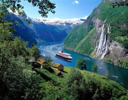 Barco de la compañía Hurtigruten en ruta por los fiordos del sur de Noruega.