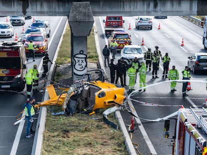 Bomberos, policía y servicios de emergencias, junto al helicóptero siniestrado en la M-40.