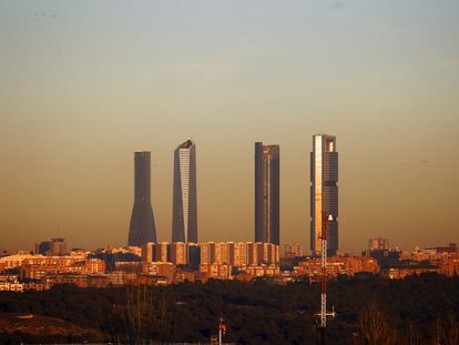 Vista de las Cuatro Torres desde la autov&iacute;a M-40. 