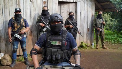 Integrantes del Cartel Jalisco Nueva Generación posan con armamento de alto calibre.