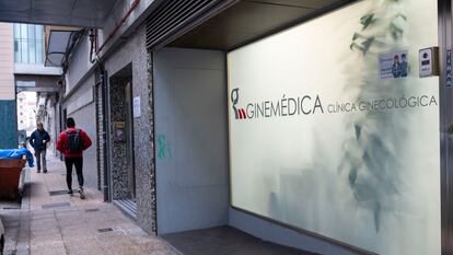 Entrada de la clínica abortiva Ginemédica, en Valladolid.