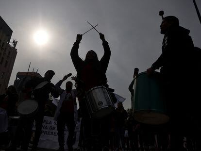 Jóvenes durante una manifestación para exigir mejores condiciones laborales, en Santiago de Chile, el 26 de julio de 2023.