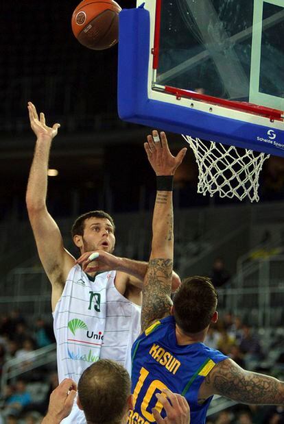 Joel Freeland lanza a canasta ante el KK Zagreb.