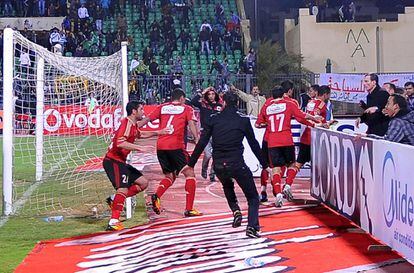 Los jugadores de Al Ahli salen a la carrera hacia el túnel de vestuarios para evitar a la hinchada de Al Masri.