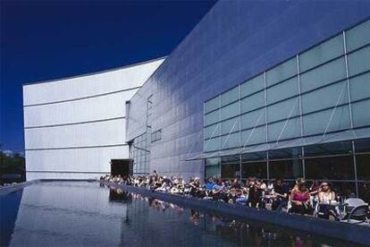 El edificio del Museo Kiasma, en Helsinki, fue proyectado por el arquitecto estadounidense Steven Holl y alberga una colección de arte contemporáneo.