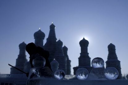 El Festival de Hielo es posible gracias a las temperaturas extremas que se dan en la zona bajo el dominio del invierno siberiano. En la imagen, silueta de uno de los edificios de hielo del certamen.