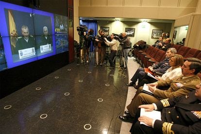 La ministra de Defensa, Carme Chacón, conversa por videoconferencia con los jefes de la misión <i>Hispaniola</i> destinada en Haití.