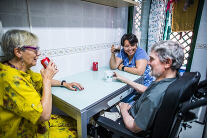 Paz, Carlos y Delmi charlan en la cocina.