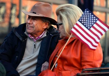 Philip Anschutz y su mujer en una cabalgata conmemorativa en Denver, donde reside.
